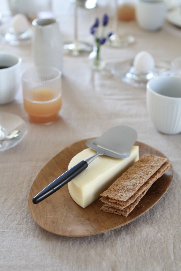 Der schwedische Käsehobel ist ein praktischer Haushaltshelfer, mit welchem das Schneiden von Käse zum Kinderspiel wird. 