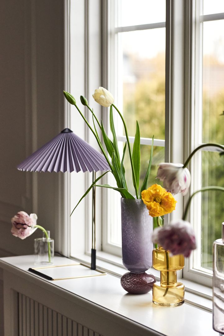 So dekorieren Sie Ihre Fensterbank: Stellen Sie Vasen mit Blumen oder Tischleuchten auf Ihre Fensterbank, gruppieren Sie diese aber in ungerader Anzahl und in verschiedenen Höhen.