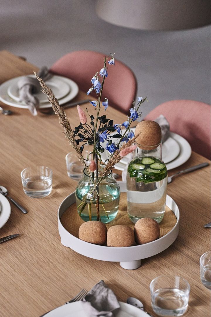 Stilvolle Details für den gedeckten Tisch: die Karaffe Corky, die Vase Silent und das Platform Tablett. 