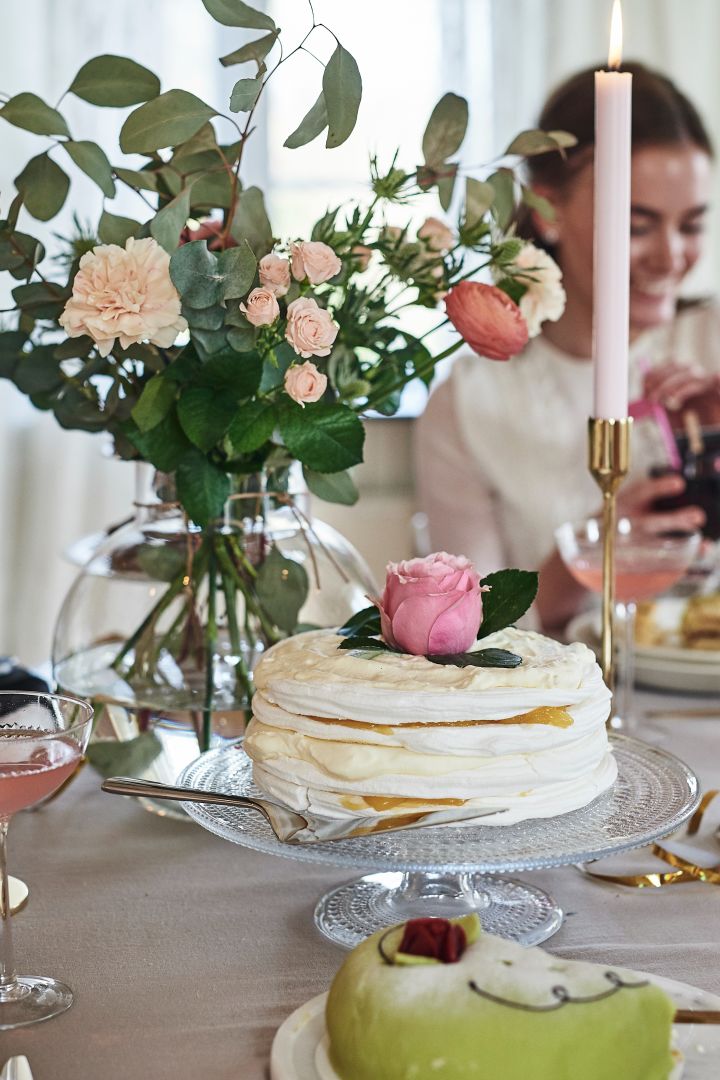 Schöner Kuchen auf der Kuchenplatte Kastehelmi von Iittala. 