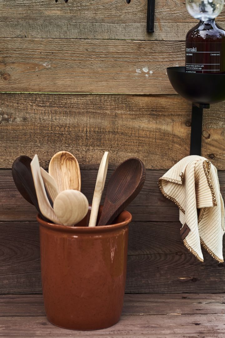 Outdoor Küche selber bauen: Bewahren Sie die Utensilien für Ihre Outdoor-Küche in einem rustikalen Gefäß oder Blumentopf auf, beispielsweise in der Pickle Dose von Knapstrup Keramik.