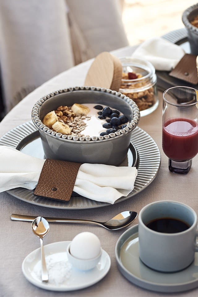 Ein sommerliches Frühstück mit einer gesunden Smoothie-Bowl aus Joghurt und Blaubeeren, serviert in einer grauen Schale von PotteryJo.