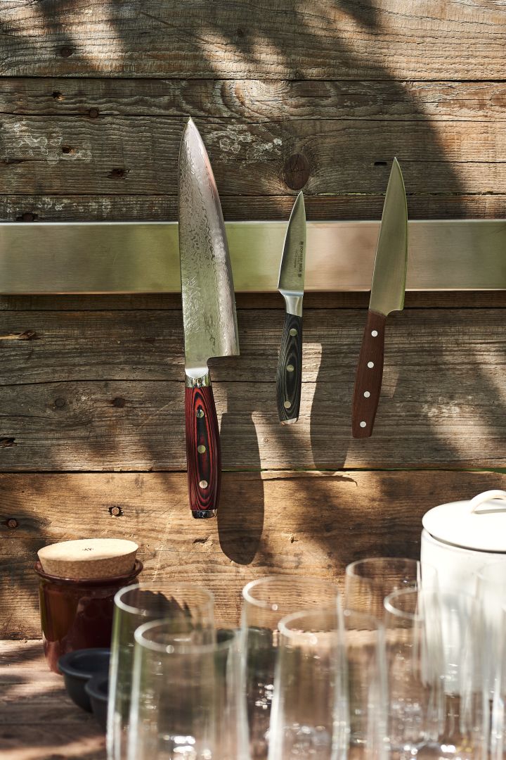 Outdoor Küche selber bauen: Eine magnetische Messerleiste wie diese von Satake schafft Platz auf der Arbeitsplatte Ihrer einfachen Outdoor-Küche.