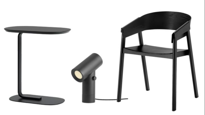 Muuto Cover Stuhl, Beam Tischleuchte und Relate Beistelltisch in Schwarz in einer Collage. 