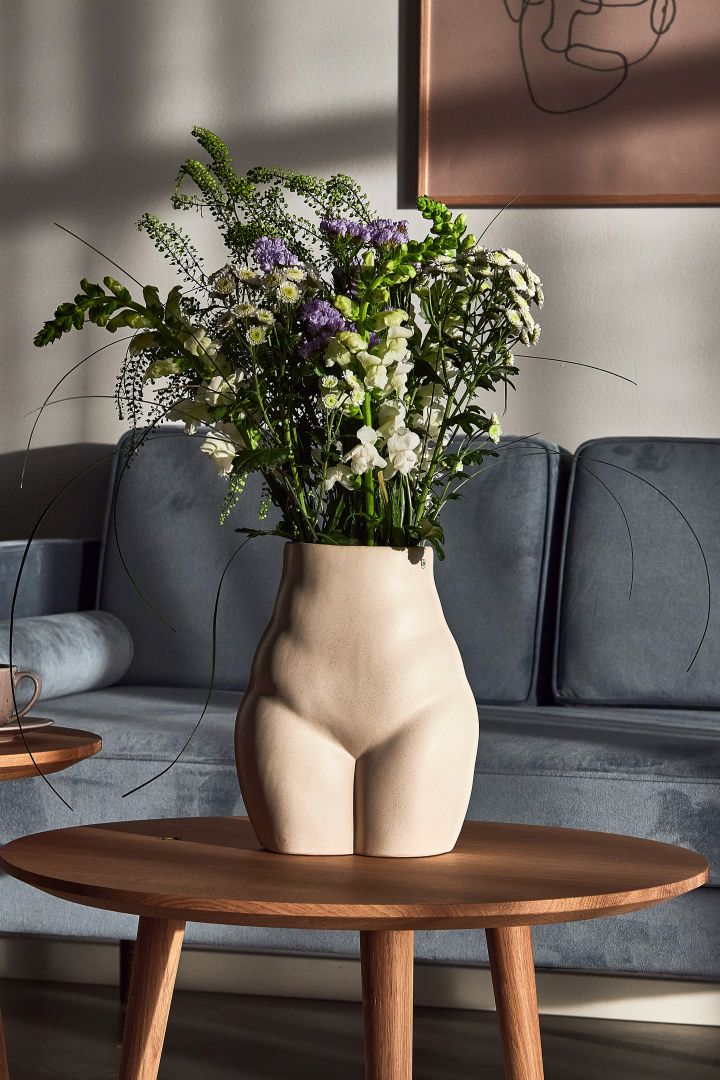Elegante Nature Vase in Beige von By On in femininer Form.