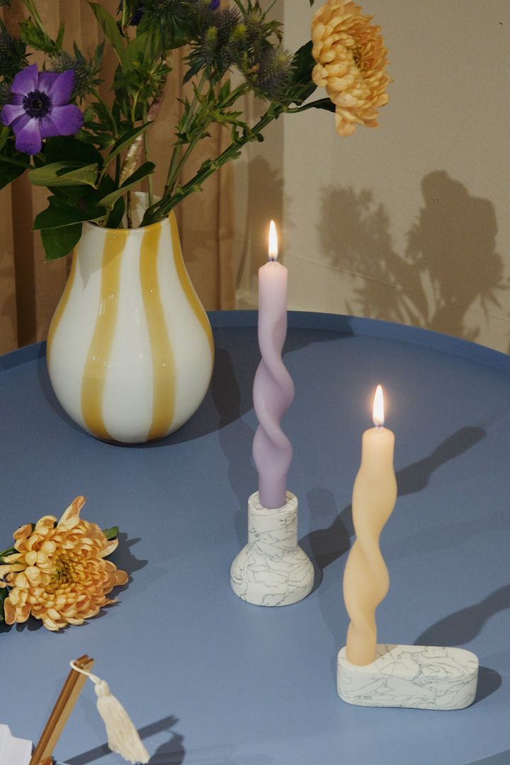 Bringen Sie Pastellfarben in Ihr Interieur, indem Sie mit den Twist Twisted gedrehte Kerzen in Lila und Gelb von Broste Copenhagen dekorieren.