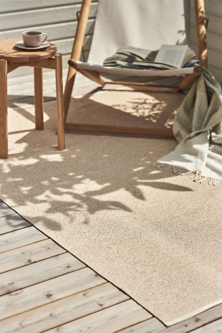 Outdoor Teppich: Der beigefarbene Kunststoffteppich Mellow von Scandi Living ist die perfekte Ergänzung für Ihre Terrasse, auf dem Sie es sich mit einem Liegestuhl gemütlich machen können.