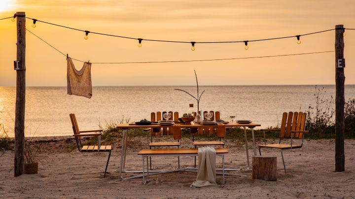 Lernen Sie Grythyttan kennen: Die Möbel der schwedischen Marke eignen sich nicht nur hervorragend für Grillabende im Garten, sondern auch für ein stimmungsvolles Picknick am Strand während des Sonnenuntergangs.