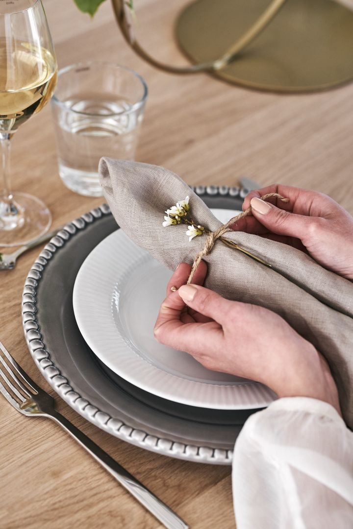 Gemischtes Porzellan und Teller von Eva Solo und PotteryJo ergeben ein romantisches Gedeck für ein Mittsommerdinner in Erdtönen. 