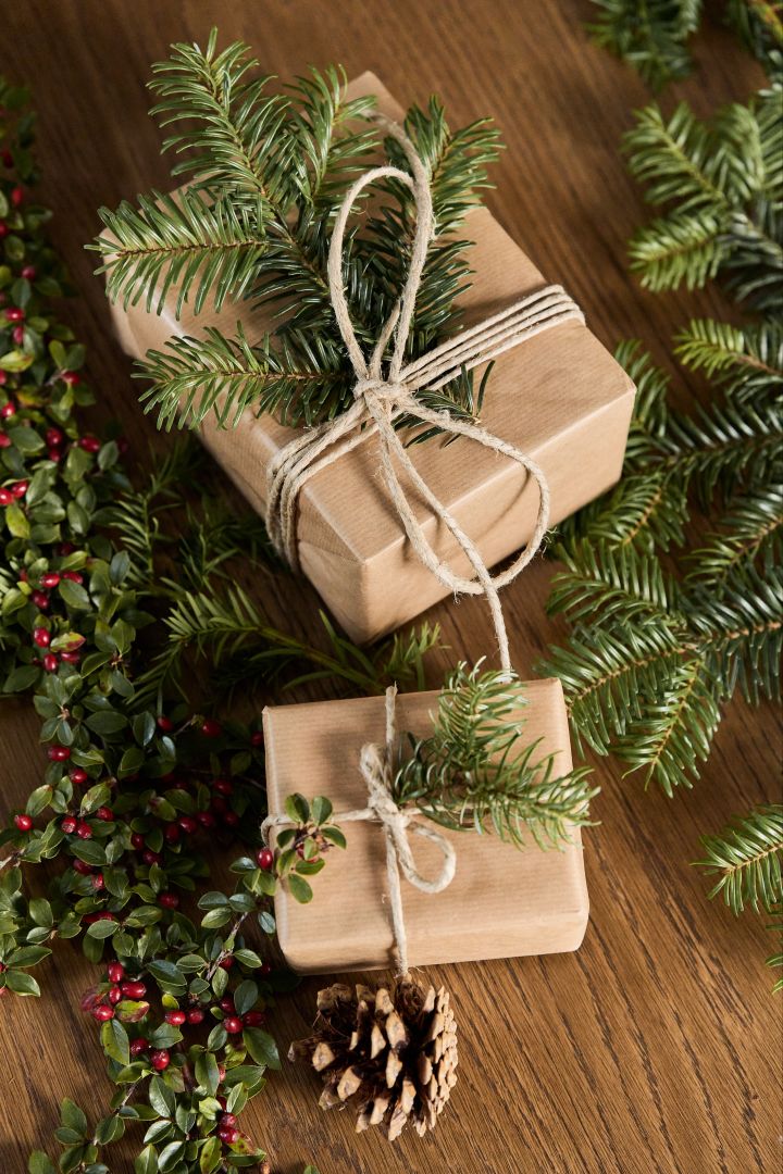 Weihnachtsdekoration basteln mit Tannengrün: Dekorieren Sie Ihre Weihanchtsgeschenke mit Tannengrün, um Ihnen das gewisse Extra und einen besonders weihnachtlichen Touch zu verleihen.