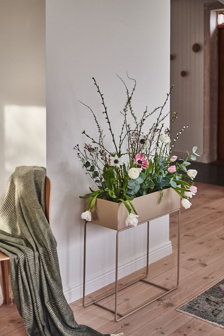 Pflanzen im Haus – 9 Blumentöpfe für ein grünes zu Hause. Dekorieren Sie mit der Plant Box in cashmere (beige) aus pulverbeschichtetem Metall von Ferm Living.