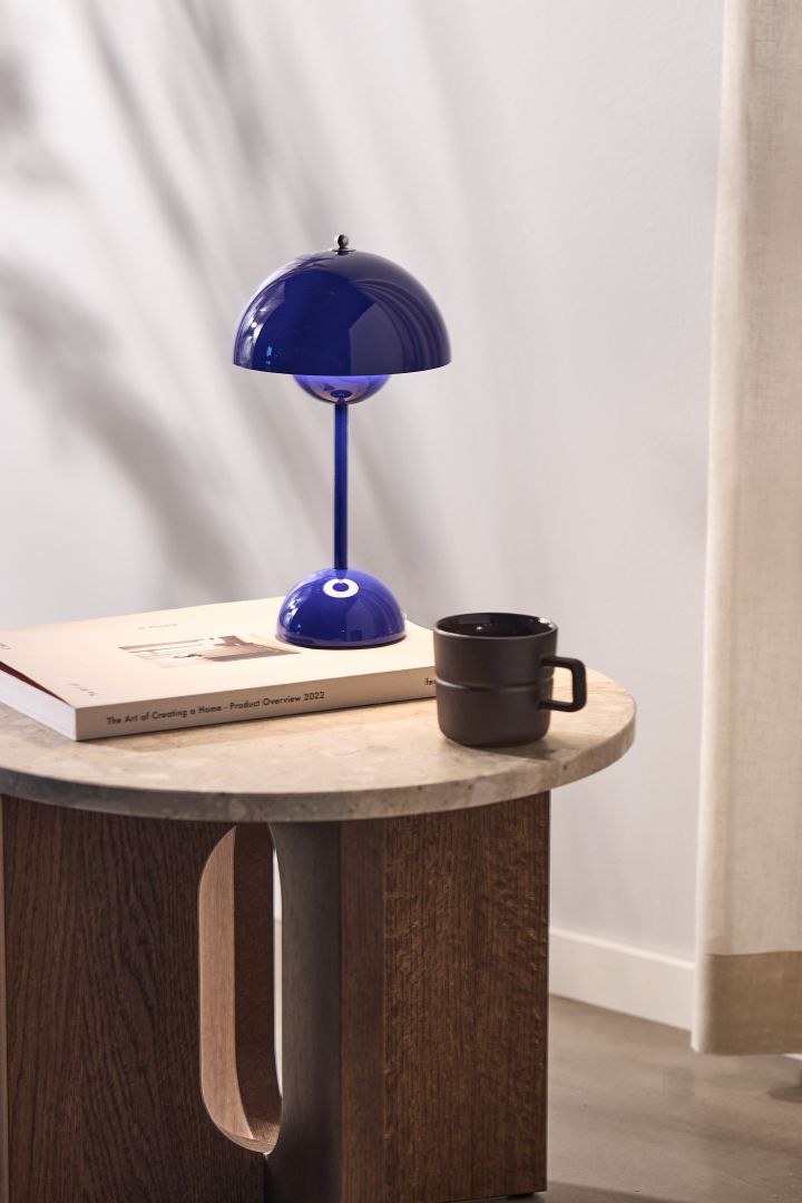 Hier sehen Sie die ikonische kabellose Tischleuchte Flowerpot VP9 in der neuen Farbe Cobalt blue.