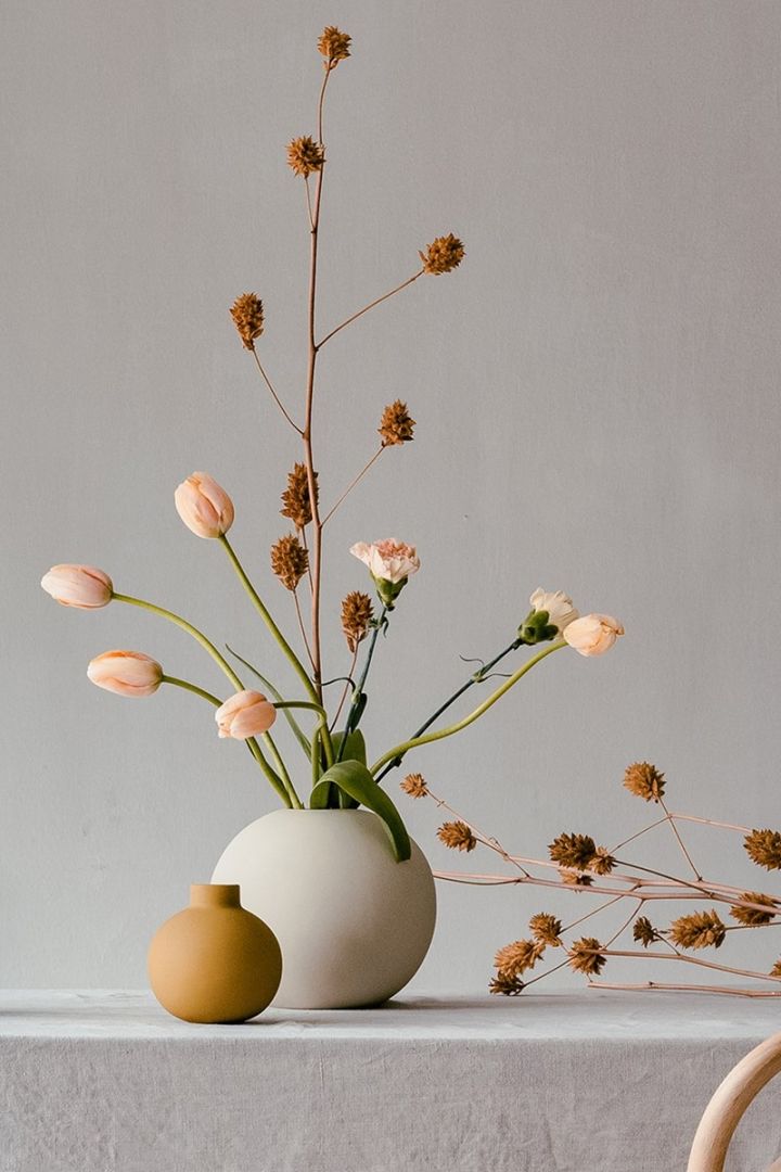 Die runde Ball Vase von Cooee Design mit ihrer taktilen Oberfläche zählt zu den Wohntrends 2021.
