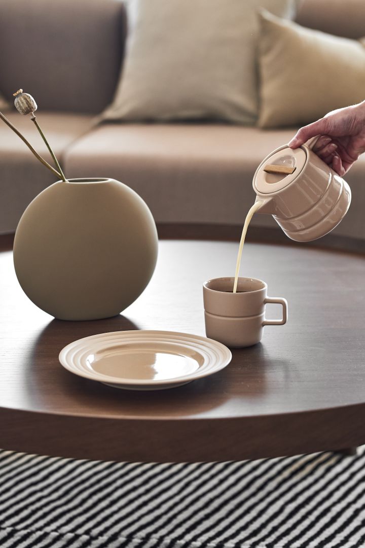 Lines Milchkännchen und Lines Becher von NJRD in einer schönen beigen Farbe - die ultimative Teetasse für Teeliebhaber.