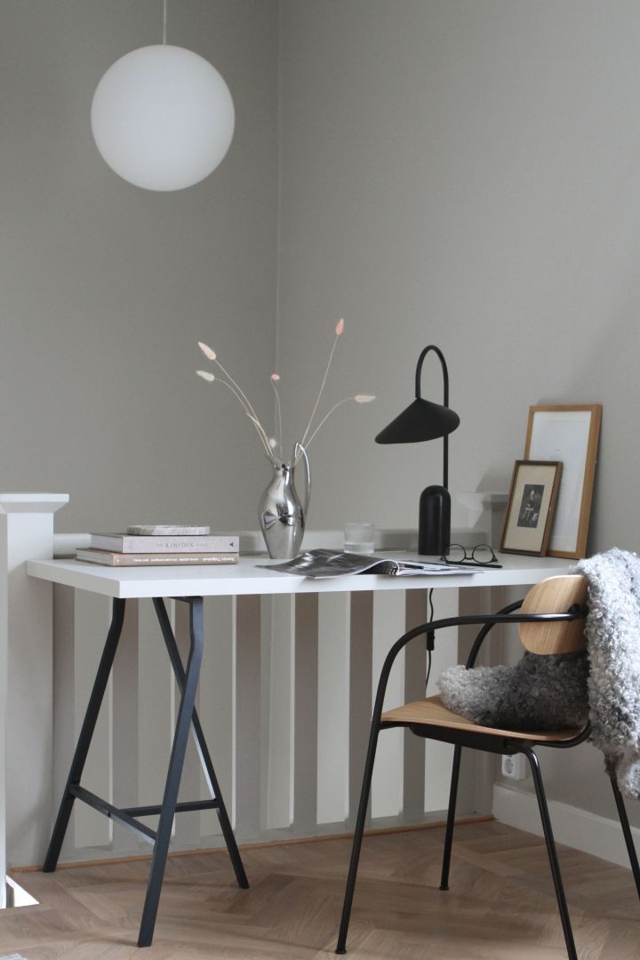 Hier sehen Sie einen Schreibtisch, eingerichtet mit zwei skandinavischen Designleuchten, im Zuhause der schwedischen Influencerin @moeofsweden.