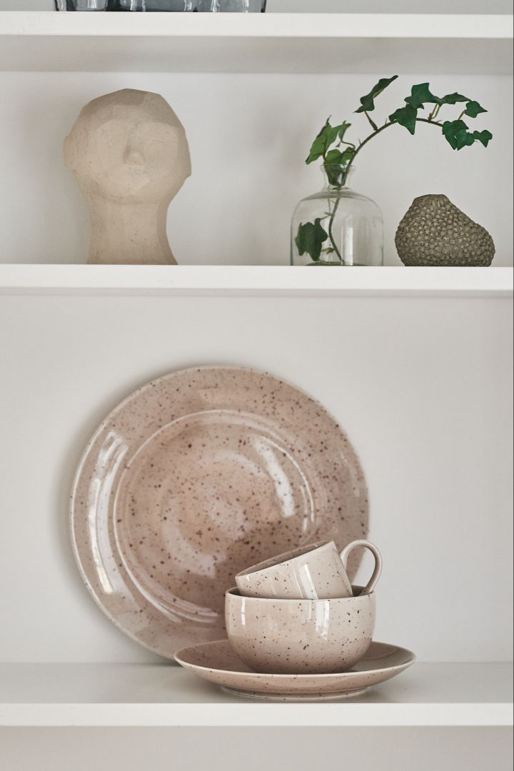 Ein Stillleben in der Küche - Wir haben beiges Porzellan von Scandi Living und Skulpturen von Cooee Design verwendet.