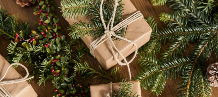 Weihnachtsdekoration basteln mit Tannengrün: Nutzen Sie Tannenzweige zum Dekorieren Ihrer Weihnachtsgeschenke und um eine weihnachtlichere Stimmung zu kreieren.
