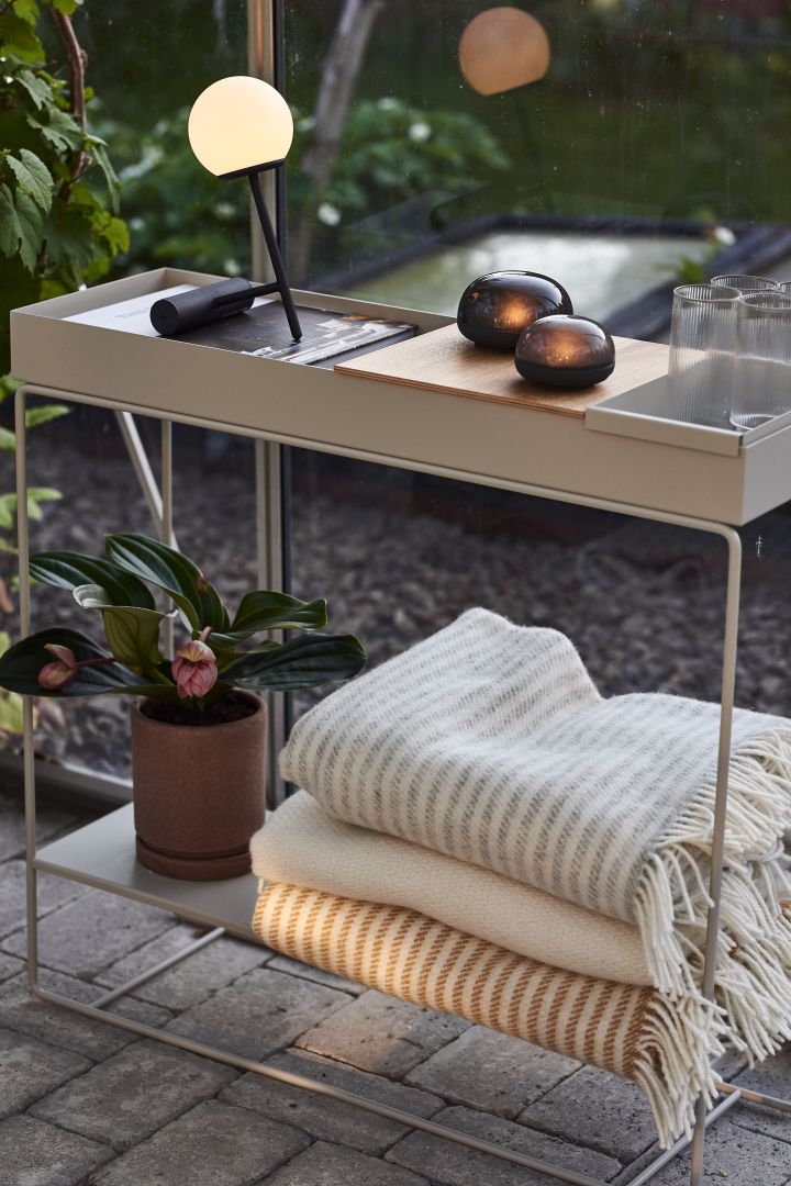 Gestalten Sie Ihre Terrasse gemütlich mit der stylischen und praktischen Plant Box von ferm LIVING, in welcher Sie Decken, Blumentöpfe und Leuchten verstauen können.