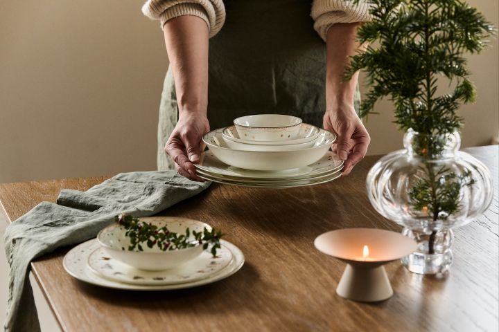 Weihnachtsdekoration basteln mit Tannengrün: Die Möglichkeiten, den Tisch mit Tannengrün zu schmücken sind vielfältig - platzieren Sie die Zweige beispielsweise in einer Vase und kombinieren Sie sie mit dem Julemorgen-Geschirr.