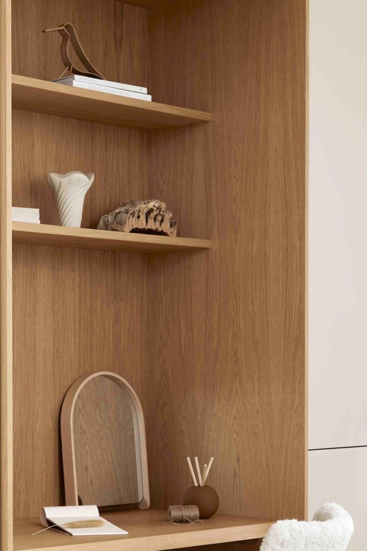 Produkte aus der Woody-Kollektion von Cooee in einem Holzregal, darunter der Woody Bird und der Woody Spiegel.