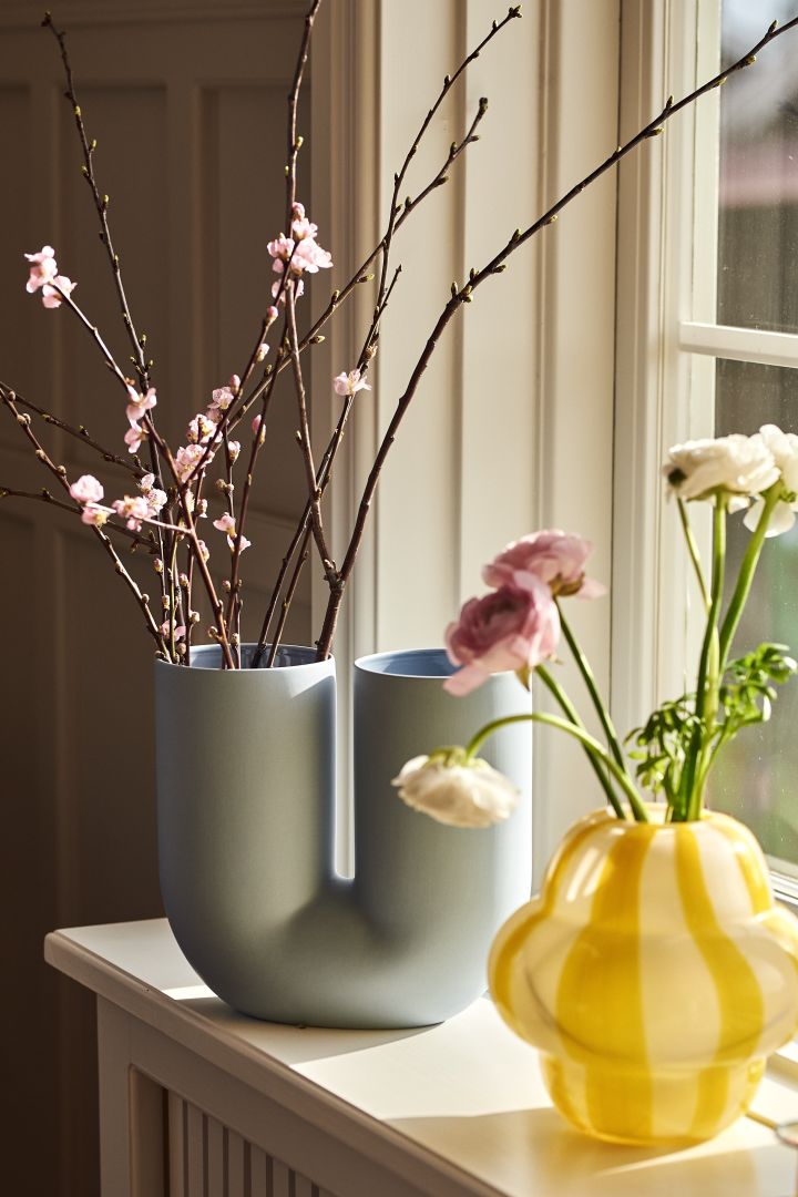 Bringen Sie Pastellfarben in Ihr Interieur, indem Sie die blaue Kink Vase von Muuto zusammen mit der gelben Curlie Vase von By On dekorieren.