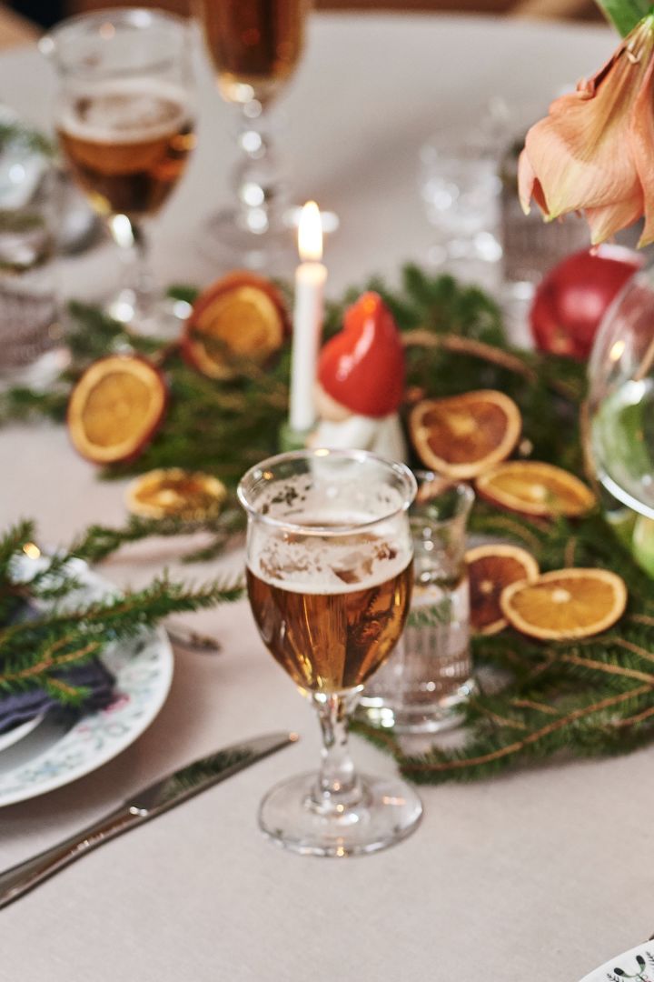 Weihnachtliche Tischdeko wie im Märchen: Nutzen Sie verschiedene Arten von Gläsern, um unterschiedliche Höhen auf dem Tisch zu schaffen.