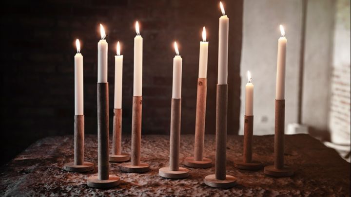 ERNST Kerzenständer aus Holz stehen auf einem Steinboden. 