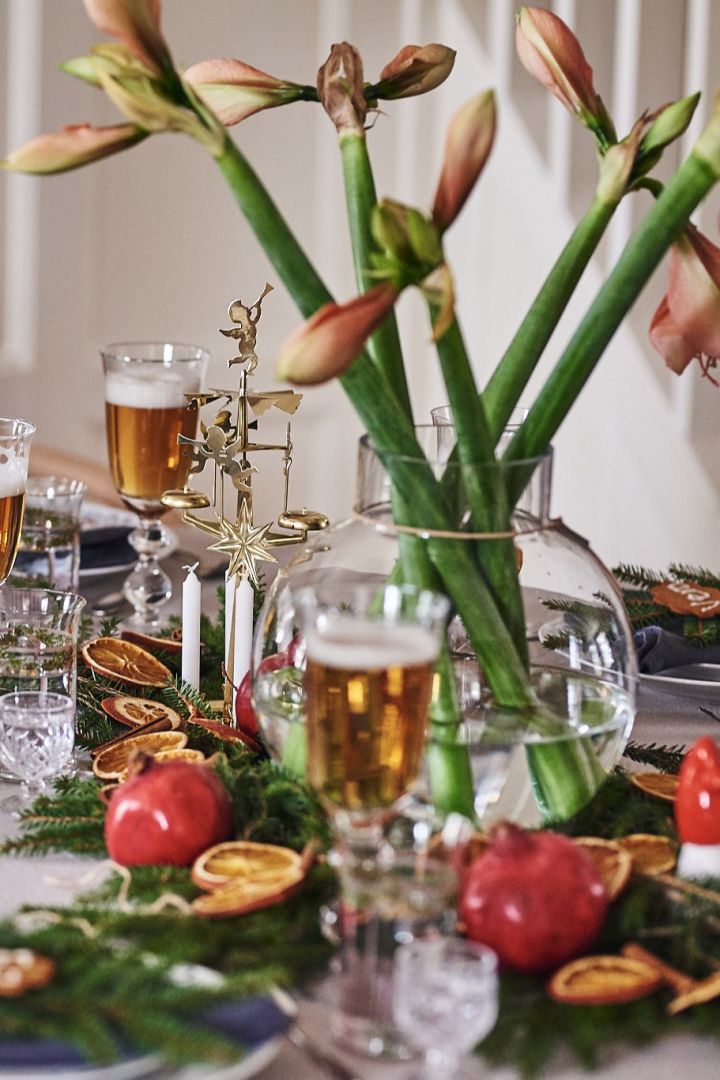 Weihnachtliche Tischdekoration wie im Märchen: Schmücken Sie den Tisch mit natürlichen Dekoelementen und platzieren Sie Schnittblumen, beispielsweise Amaryllis in einer Glasvase von Ernst in der Mitte des Tisches.