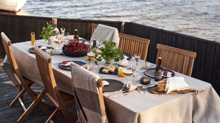 Kabellose Tischleuchten sind insbesondere für das Abendessen in der Dämmerung bestens geeignet, wie auch dieses Bild zeigt, auf welchem ein gedeckter Tisch mit Krabben und die Rosendahl Soft Spot LED-Leuchte zu erkennen ist.