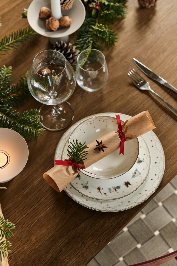 Weihnachtsdekoration basteln mit Tannengrün: Dekorieren Sie den Tisch zum Weihnachtsessen mit Tannenzweigen und kombinieren Sie sie mit dem Julemorgen-Porzellan von Wik & Walsøe.