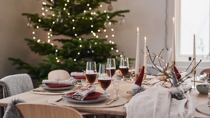 Eine schöne Weihnachtstischdekoration in Rot und bezaubernde Weihnachtsmänner aus Wolle.
