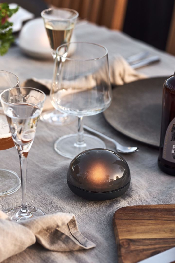 Die kabellose Soft Spot LED-Leuchte von Rosendahl eignet sich perfekt, um ein angenehmes, warmes Licht auf Ihren Tisch zu zaubern.
