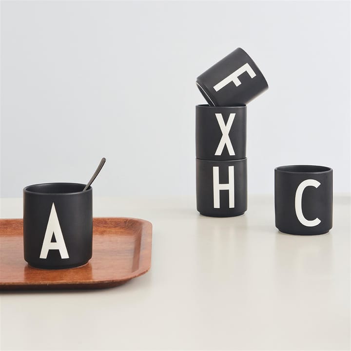 Design Letters Becher schwarz - U - Design Letters