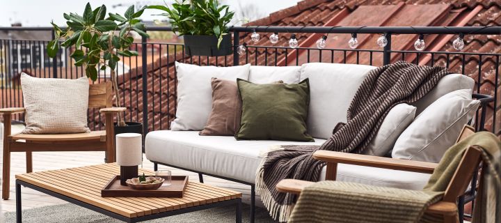 Dekorieren Sie Ihren Balkon mit kuscheligen Wolldecken von NJRD und Kissen von Ernst, Himla und Scandi Living, die für ein gemütliches Feeling auf dem Balkon sorgen.