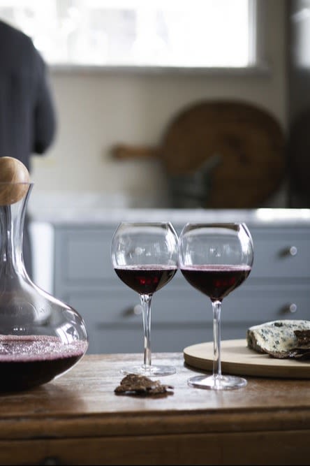 Finden Sie das richtige Weinglas: Es gibt zahlreiche Unterschiede zwischen Rot- und Weißweingläsern, hier sehen Sie das Saga Weinglas von Saga Form.