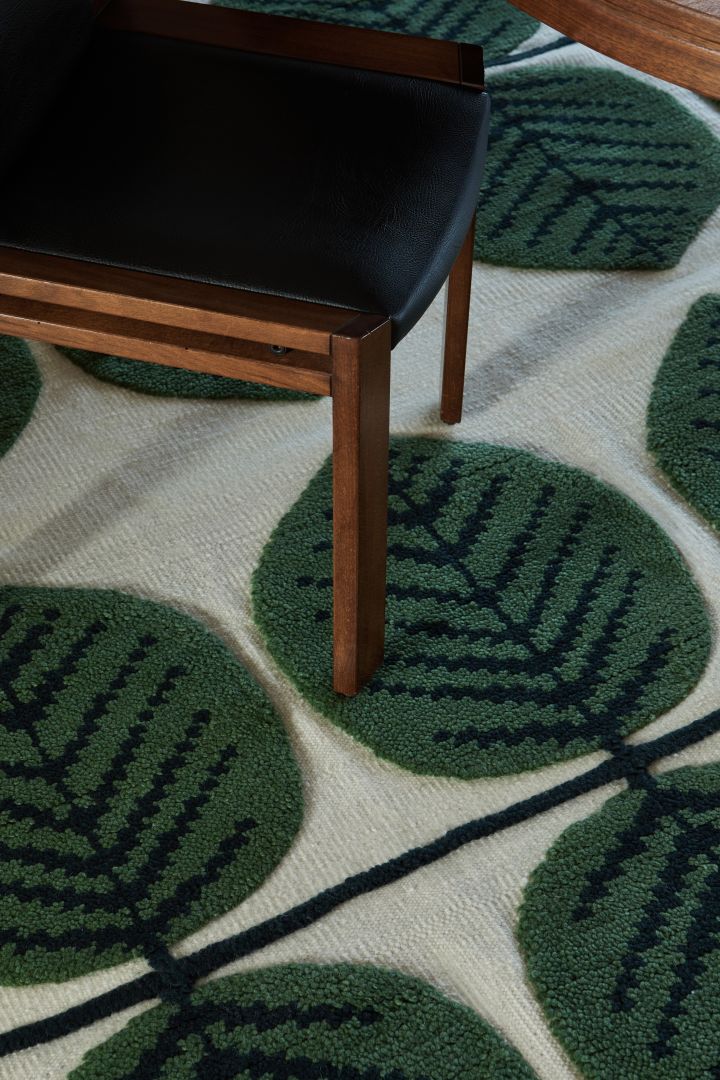 Die Stig Lindberg Musterteppich-Kollektion von Layered bietet diesen Statement-Teppich mit dem Berså-Muster in Weiß und Grün - passend zu den herbstlichen Wohntrends.