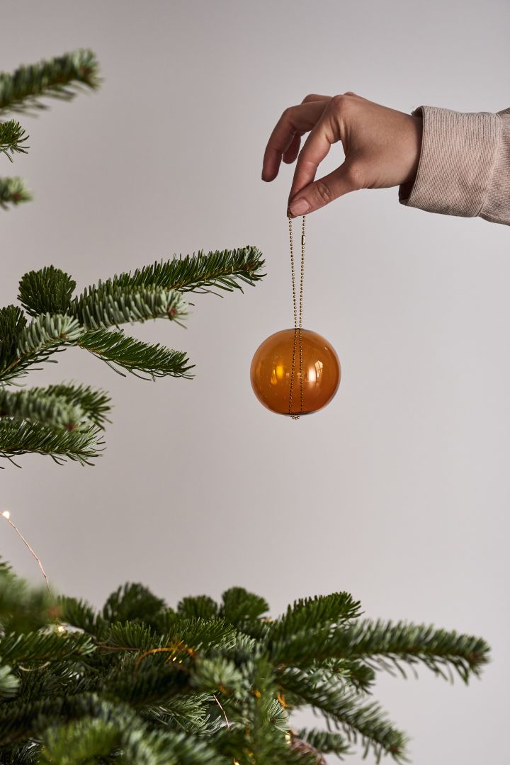 Dekorieren Sie Ihren Baum dieses Jahr mit dem Weihnachtsbaumschmuck 2021 in den 4 verschiedenen Stilen der Nest Trends – Cultivate, Share, Nurture und Boost. Hier sehen Sie die Monili Weihnachtsbaumkugel aus Glas von AYTM.