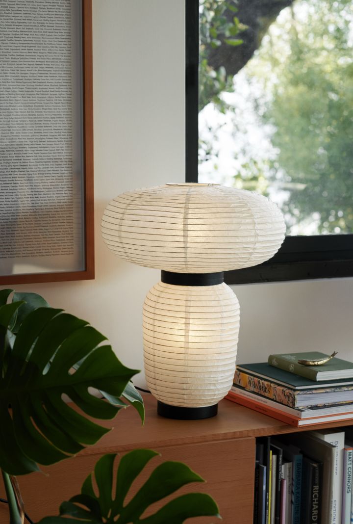 Japandi: Hier sehen Sie die Formakami JH18 Tischleuchte von &Tradition, deren Lampenschirm aus Papier gefertigt ist.
