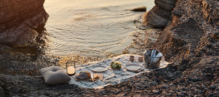 Die kabellose Tischleuchte Carrie von Audo Copenhagen ist der perfekte Begleiter für ein stimmungsvolles Picknick am Strand.