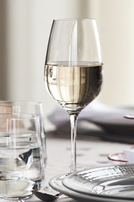 Finden Sie das richtige Weinglas: Es gibt zahlreiche Unterschiede zwischen Rot- und Weißweingläsern, hier sehen Sie das Karlevi Weinglas von Scandi Living.