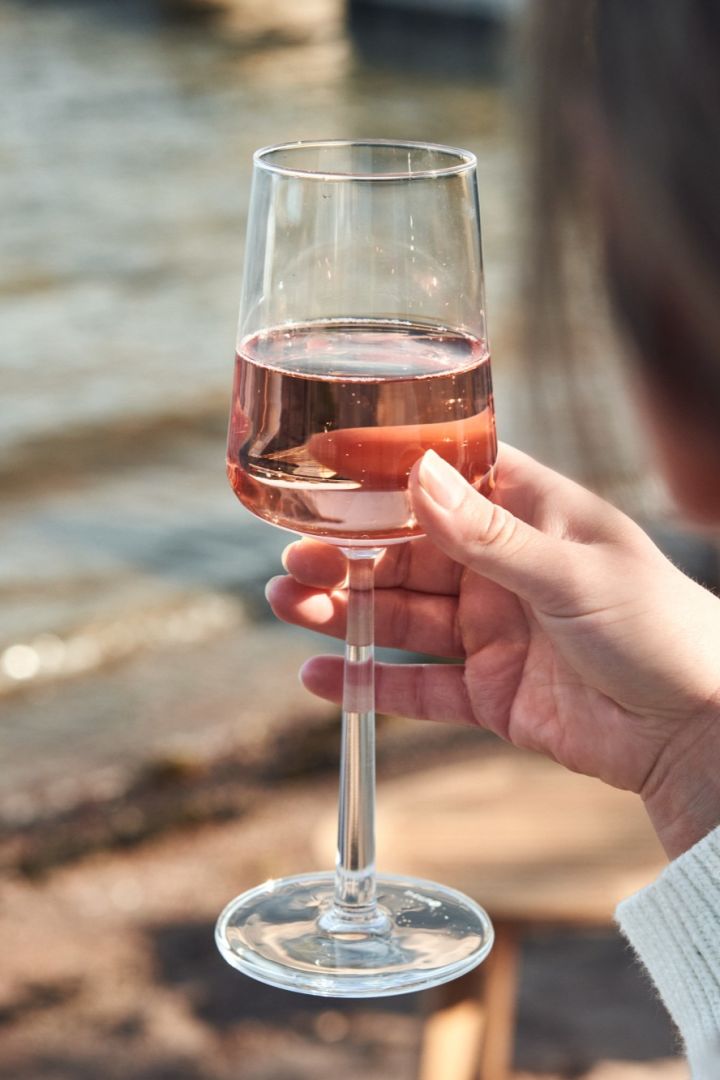 Finden Sie das richtige Weinglas: Es gibt zahlreiche Unterschiede zwischen Rot- und Weißweingläsern - hier sehen Sie das Essence Weinglas von Iittala.