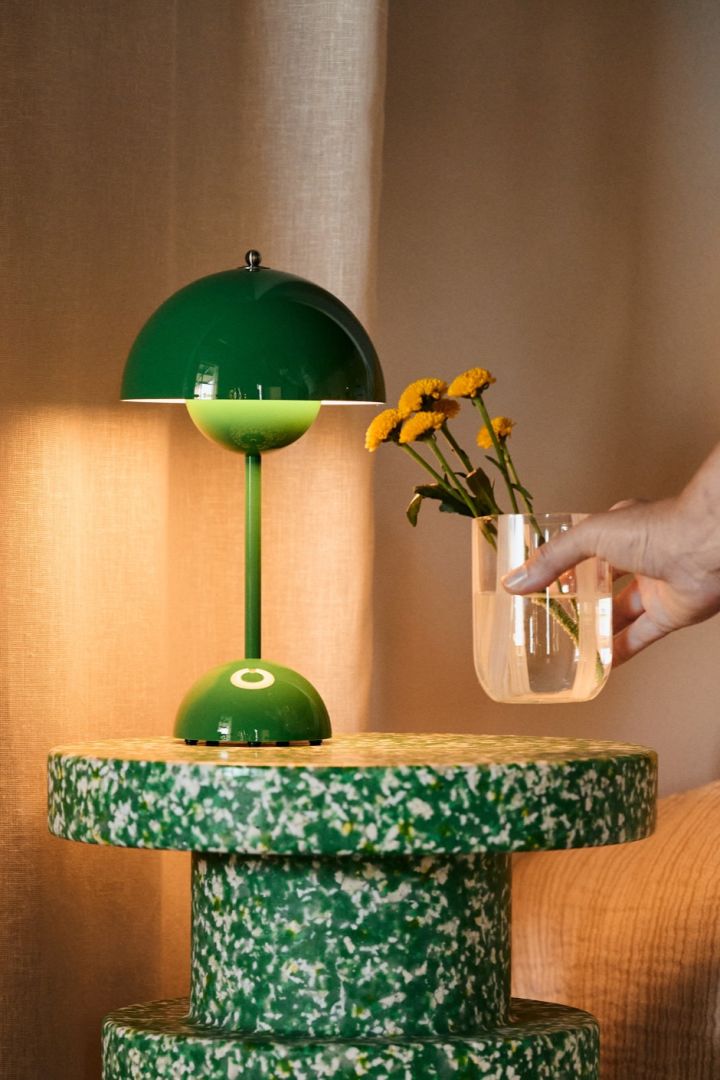 Die beliebteste Pilzlampe: die tragbare Flowerpot VP9 Tischleuchte von &Tradition in einem schönen Grünton. 