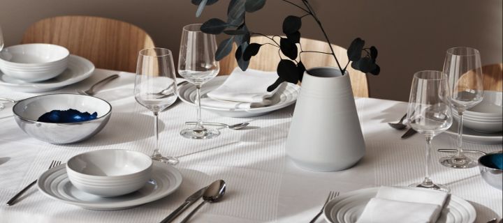 Finden Sie das richtige Weinglas: Es gibt zahlreiche Unterschiede zwischen den Rot- und Weißweingläsern, hier sehen Sie eine schlichte weiße Tischdekoration mit Geschirr von NJRD..