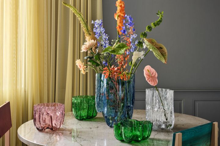 Die Crackle-Serie ist eine Glasserie von Schalen und Vasen von Kosta Boda aus farbigem Glas mit ungleichmäßiger Oberfläche. 