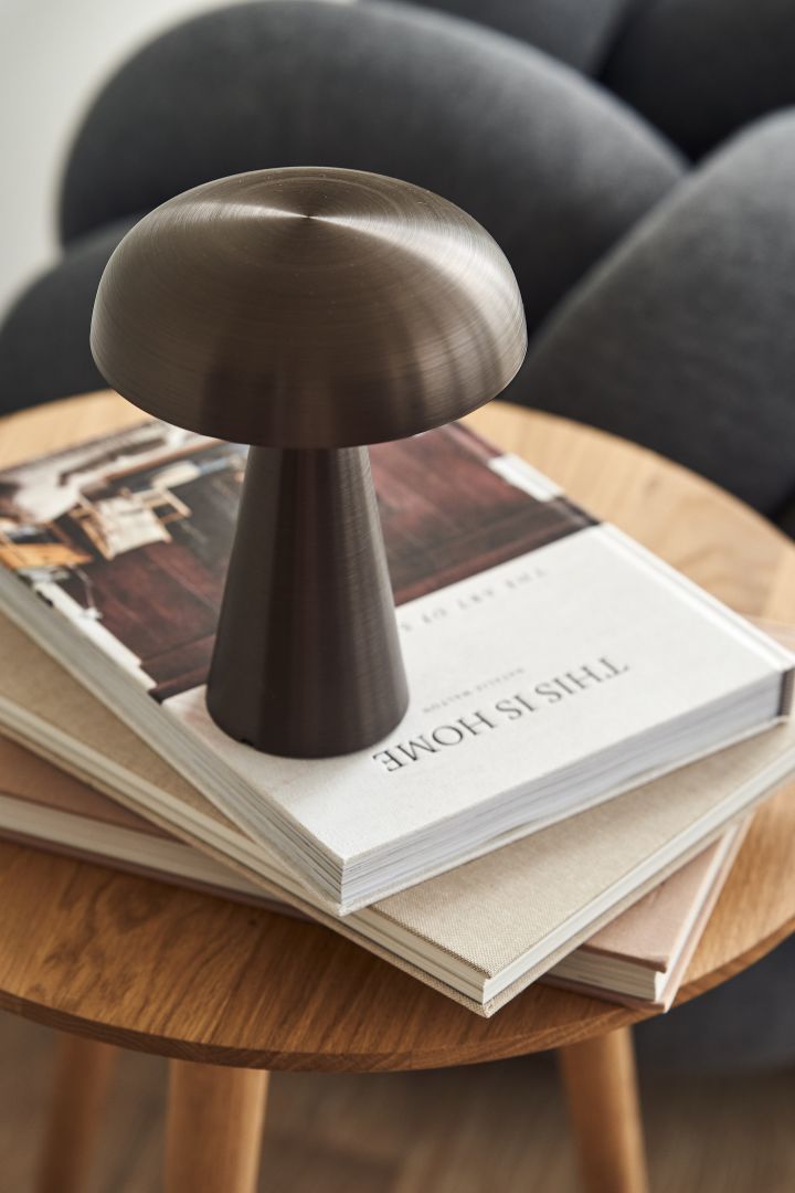 Eine der trendigsten Pilzlampen der Saison in Form der tragbaren Tischleuchte Como SC53 von &Tradition. Perfekt für Ihre Leseecke geeignet. 