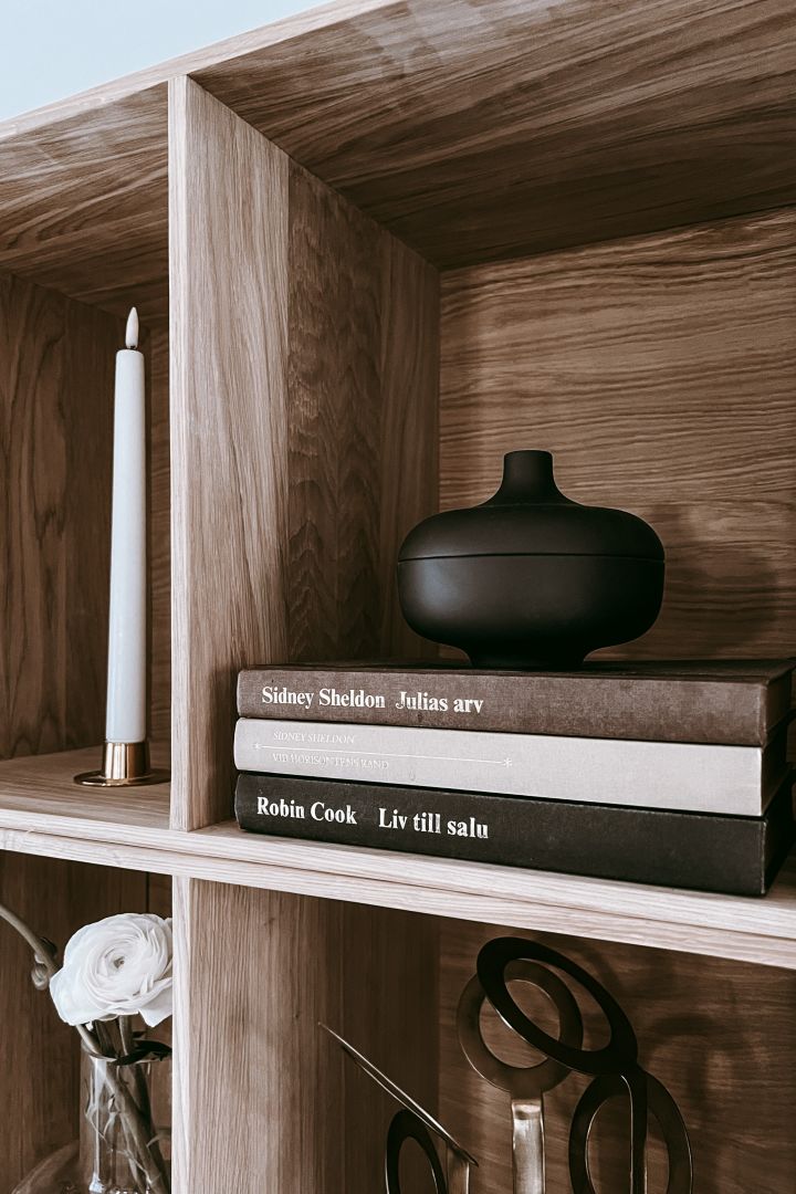 Deko-Ideen für Ihr Bücherregal: Inspirationen aus dem Haus von Anela Tahirovic @arkihem, wo tragbare Beleuchtung, Vasen und Stillleben Tipps für ein schönes Bücherregal sind.