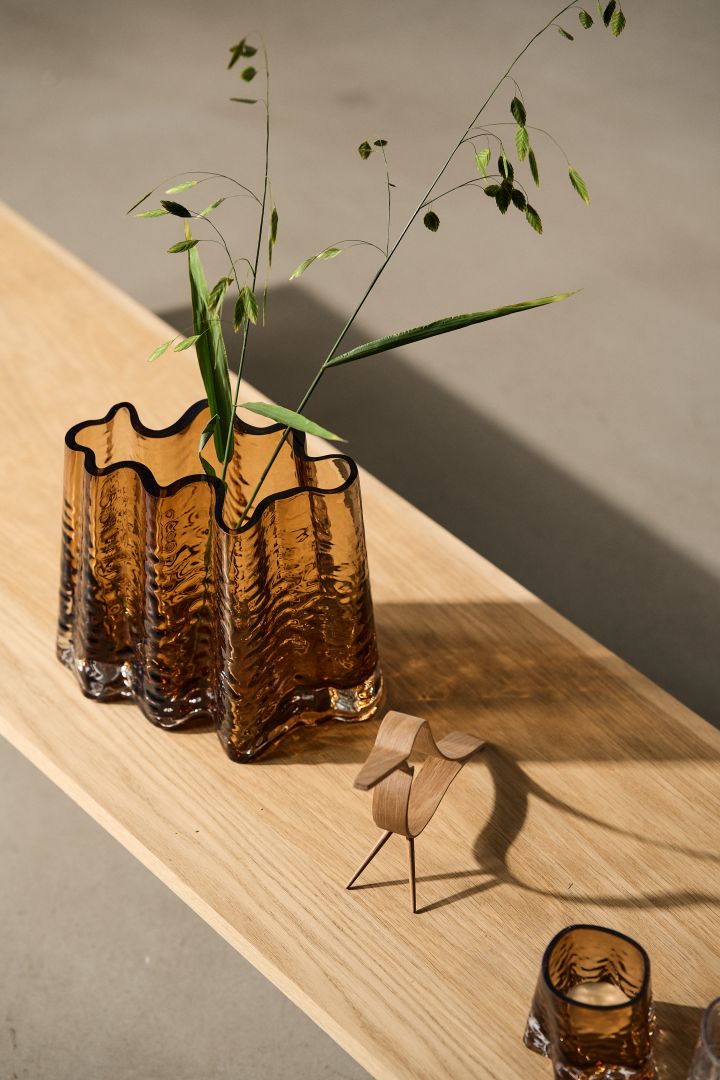 Farbiges Glas bleibt ein starker Trend, auch bei den Wohntrends für den Herbst 2023 und zeigt sich in Vasen wie dieser gewellten braunen Glasvase von Cooee Design. 