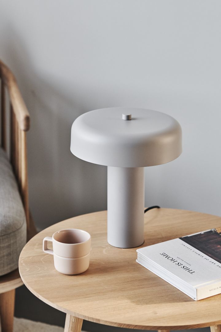 Eine trendige Pilzlampe ist die Tischleuchte Haze von Scandi Living, die auf dem Beistelltisch oder auf der Fensterbank zu einem stilvollen Einrichtungsdetail in Ihrem Zuhause wird.
