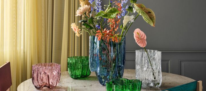 Schöne Glasvasen von Kosta Boda aus der Crackle-Serie - einer Serie aus farbigen Glasvasen mit unregelmäßiger Oberfläche - hier in Grün, Klarglas und Blau.