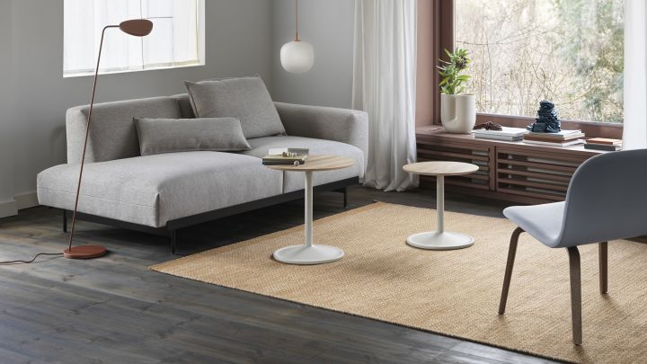 Der Muuto Soft Beistelltisch in einem Wohnzimmer mit natürlichen Materialien und einer beruhigenden Farbpalette. 